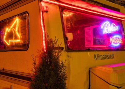 Beleuchtetes Relax-Schild in einem Wohnwagen für Prostitution